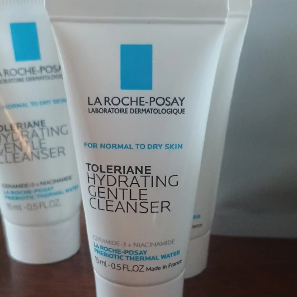 La Roche-Posay Skincare Set - Blue and White - Picture 4 of 8